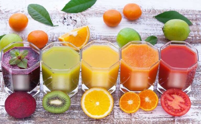 Drinking fresh natural juices with a little sugar is better than industrial juices rich in colors and additives